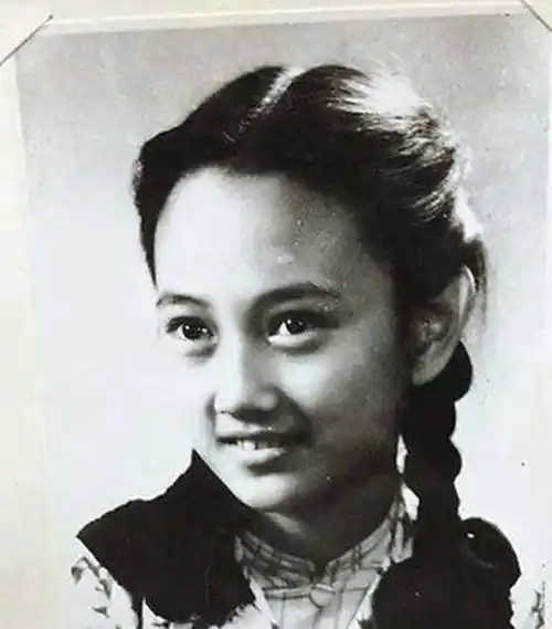 八一电影厂第1任女厂长,59岁被授予少将,曾是一代人心中的女神