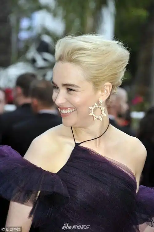 "龙妈"艾米莉亚走红毯绽放笑容 露肩紫裙360°美丽