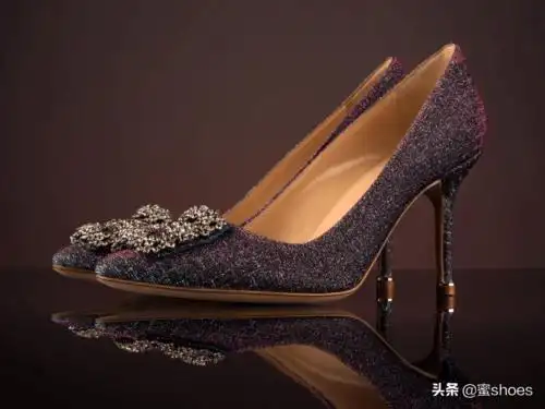 贵妇风情的高跟鞋莫罗伯拉尼克在脚上镶嵌钻扣打造专属诱惑