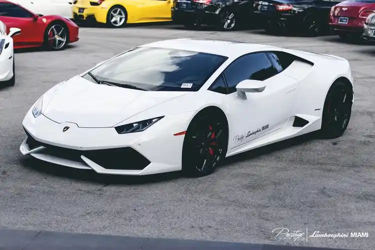 白色新小牛兰博基尼huracanlp6104