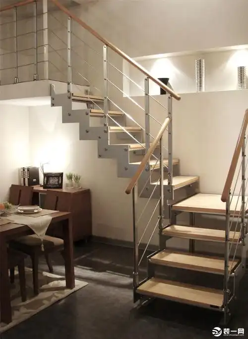 木楼梯装修效果图之弧形木梯:弧形木楼梯在复式户型装修设计中的盛行