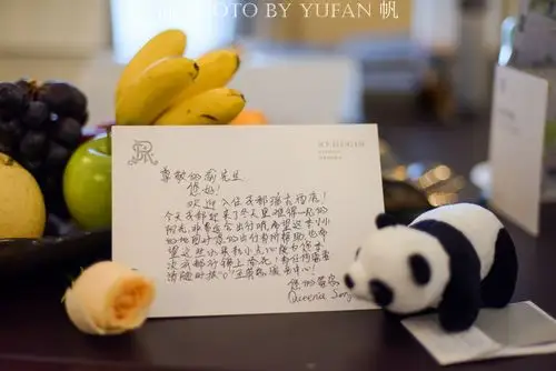 张私人管家手写的欢迎卡片:"尊敬的渝先生,你好,欢迎入住成都瑞吉酒店
