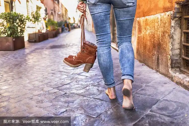 赤脚走在街上的女人