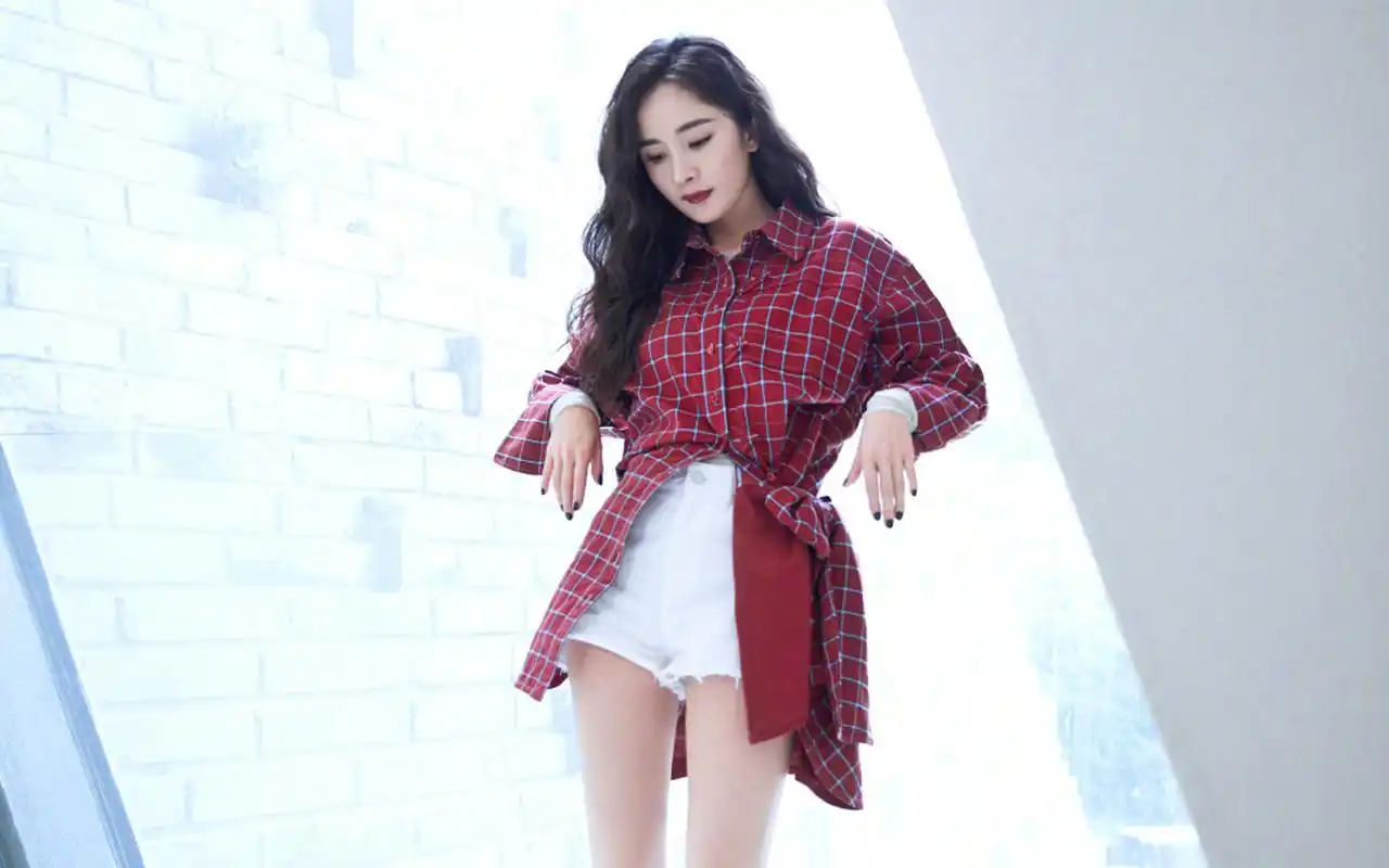 杨幂妩媚动人写真桌面壁纸