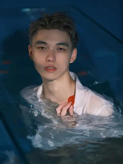 水下写真水下盛开的花也敌不过弟弟的欲