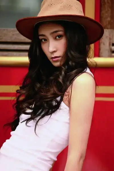 在剧中新生代女演员,上戏校花殷飞饰演名门闺秀