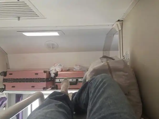 买火车票的时候没下铺了,只买到硬卧上铺的,家人们那梯子是真不好上啊