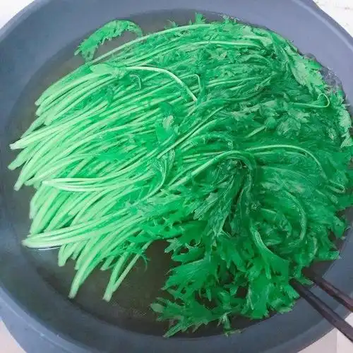 第1步,准备上图食材,雪里红菜,红辣椒.