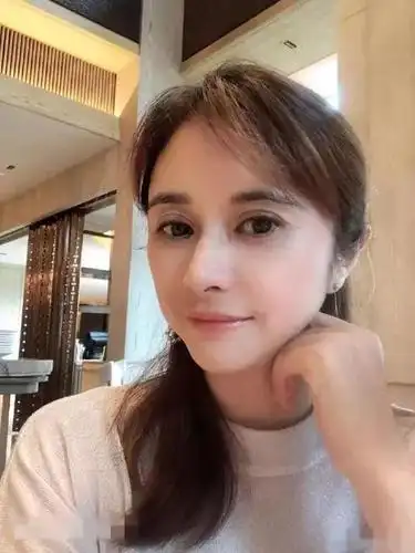 44岁何美钿近照曝光,气质依旧却难遮皱纹,至今未婚感情成谜