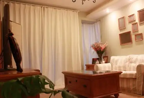 我家客厅装修,淡黄色墙壁,淡黄色地砖,用什么颜色窗帘