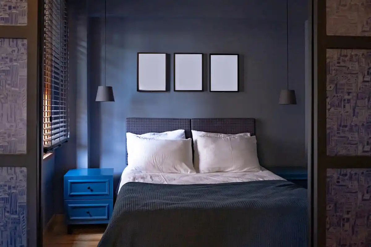 在设计和装修男士卧室时,需要考虑到男性的兴趣和需求,以创造一个舒适