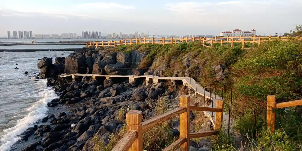 桑岛村隶属于山东省烟台市龙口市,是海岛村庄,是镶嵌在渤海湾内的