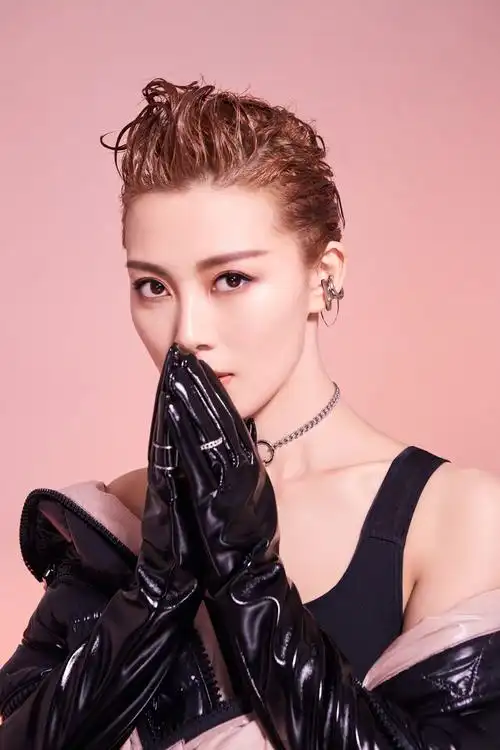 歌手常思思中性风写真曝光