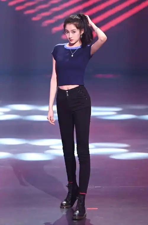 关晓彤穿露脐装跳舞大秀平坦蛮腰摇滚风造型又帅又飒