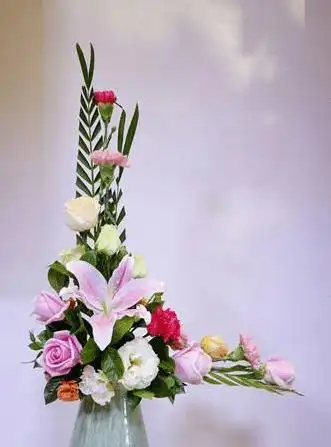 插花形态酷似英文字母l形而得名.在操作过程中宜用线状花材架构l型.