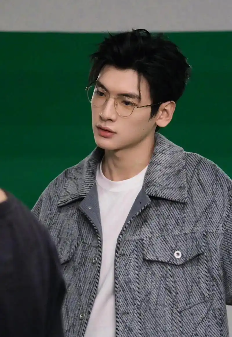 谁能拒绝戴金丝眼镜的翟潇闻 实在太有魅力了!