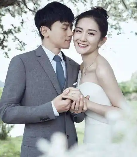 谢娜喝酒甜笑,张杰宠溺摸老婆头发