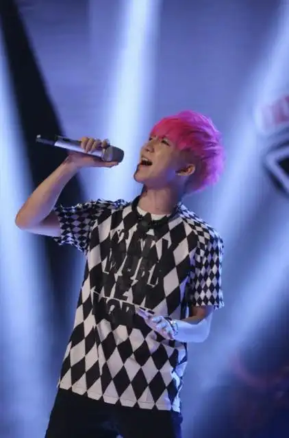 流行摇滚歌手梁君诺十年后再唱浮夸