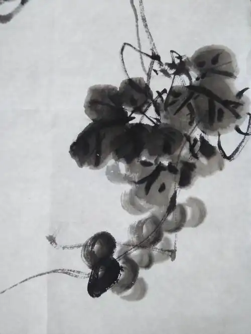 葡萄叶的画法         掌状五裂,宽窄,大小,用大号提斗笔先调藤黄,再