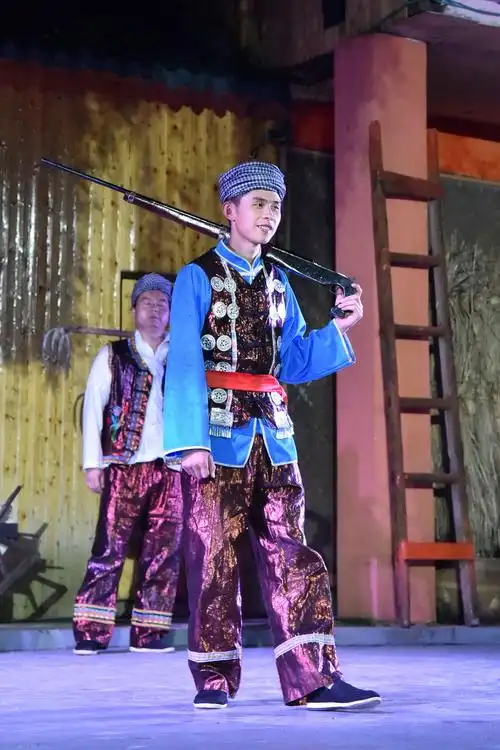 质朴的侗族歌舞表演(3)——民族服饰