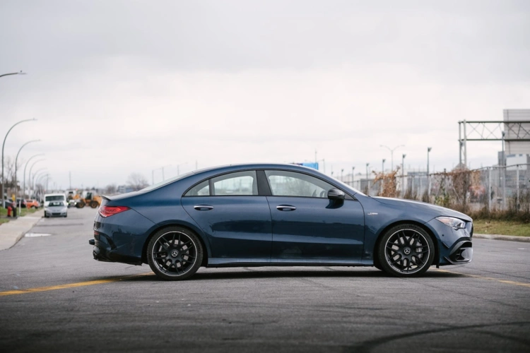 2021年奔驰amgcla45四门轿跑并非最硬核的玩具