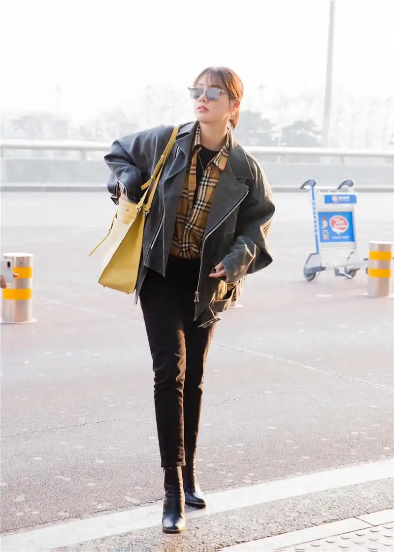 马思纯现身机场 格纹衫配皮靴洒脱率性
