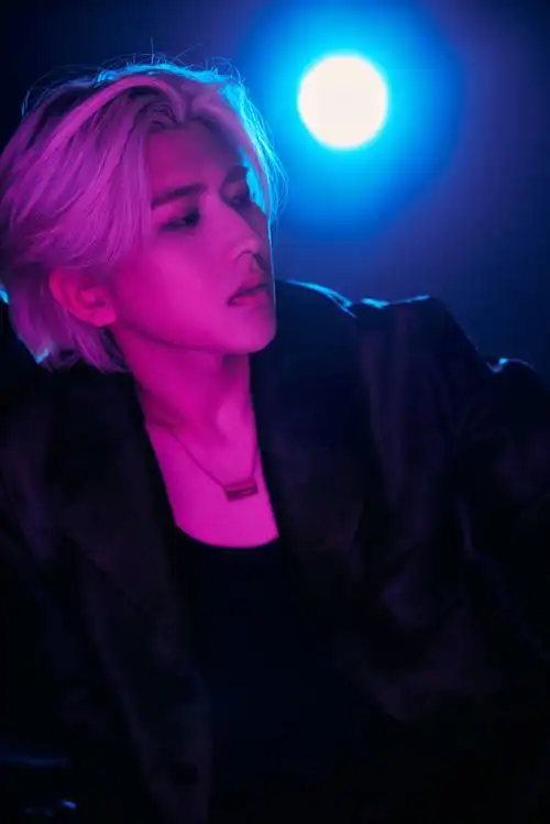 蔡徐坤线上演唱会预告仪式感#蔡徐坤用满舞台的玫瑰打造出梦幻氛围