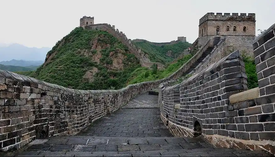 长城始建于春秋战国时期,历史长达2000多年,今天所指的万里长城多指