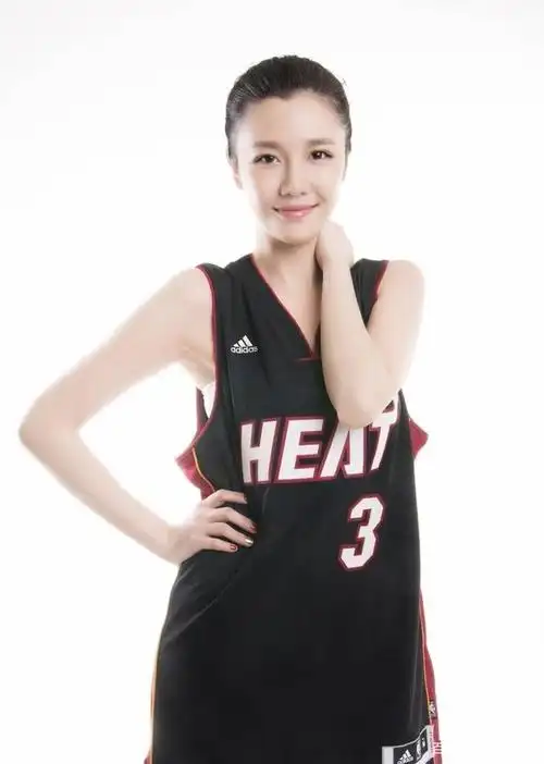 人美心更美,刘语熙向一线抗疫工作者捐献防护物资