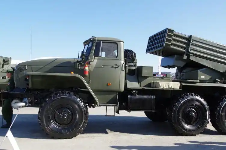 俄罗斯9k58型火箭炮系统就是著名的"龙卷风"300mm火箭炮系统,12管发射