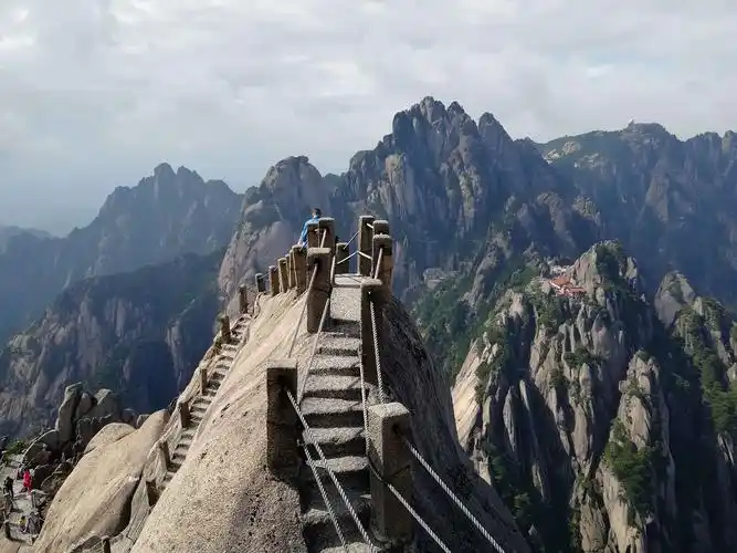 天都峰上鲫鱼背