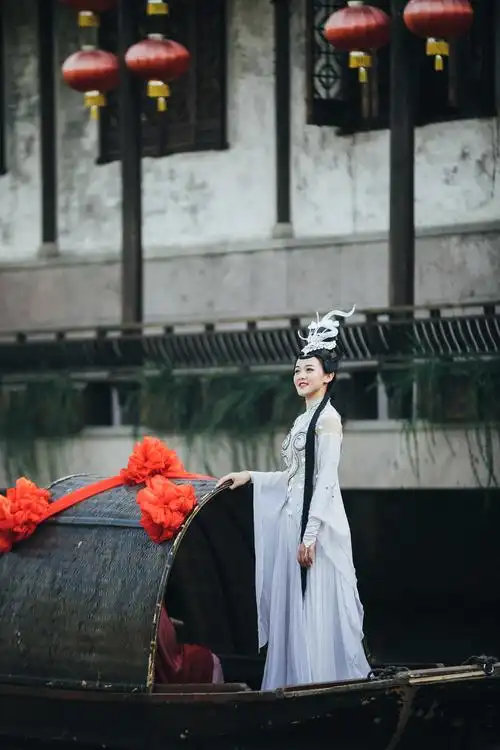 没错,这位就是小白,宋城最大的网红(^o^)