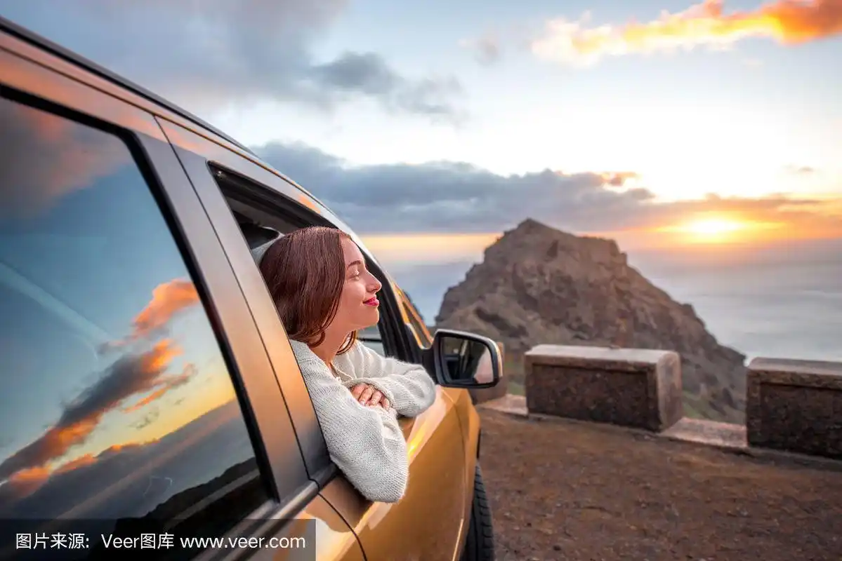 一名女子在拉戈梅拉岛驾车旅行