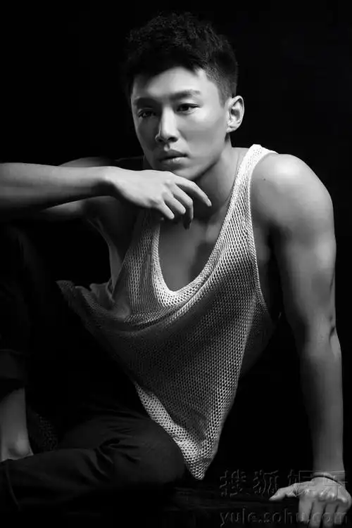 代旭全新黑白写真曝光 运动格调冷帅时尚