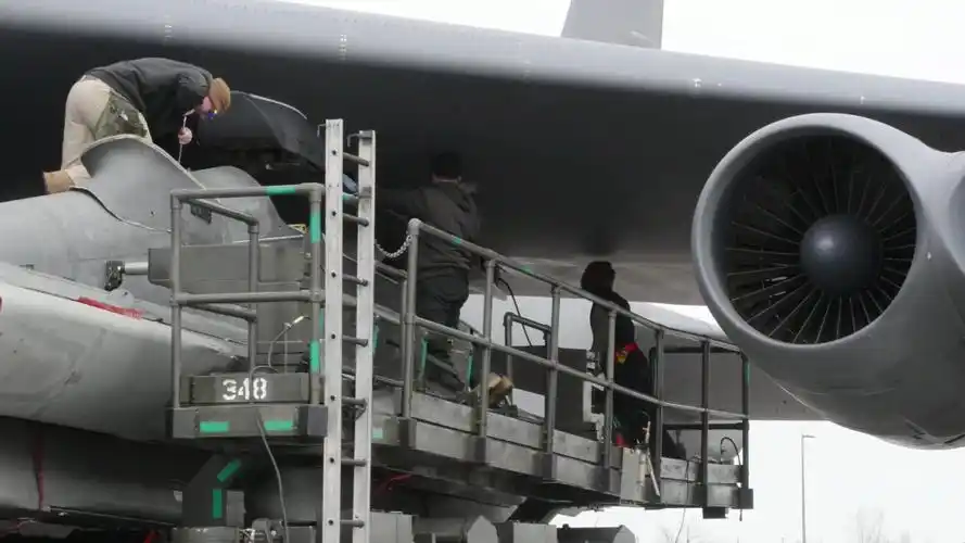 美国空军地勤人员给b-52轰炸机装载agm-86巡航导弹