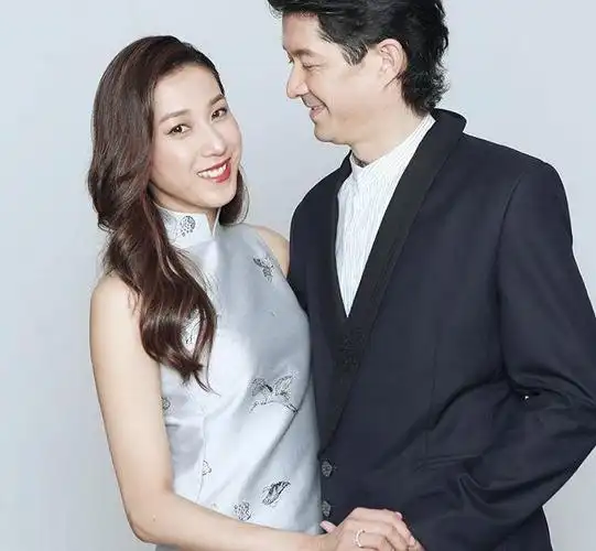 钟嘉欣之前与她丈夫结婚的时候就让人不少人惊讶,因为她老公长相一般