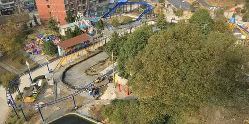 狮子山公园,在湖南省娄底市新化县县城东郊,东临资水占地六十公顷