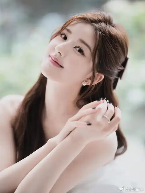 晴天女孩##赵露思捧脸笑#赵露思闪闪发光的晴天女孩,赵露思侧脸vs正脸