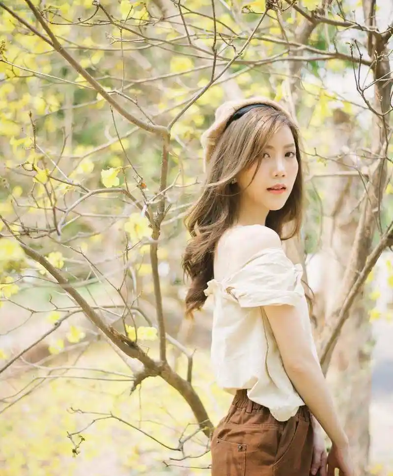 11个经典拍照姿势女生拍照这样摆拍拍照美美的