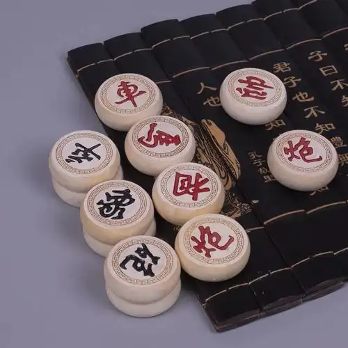 高档特大号便携式皮革棋盘中国象棋木质家用学生儿童实木棋子套装