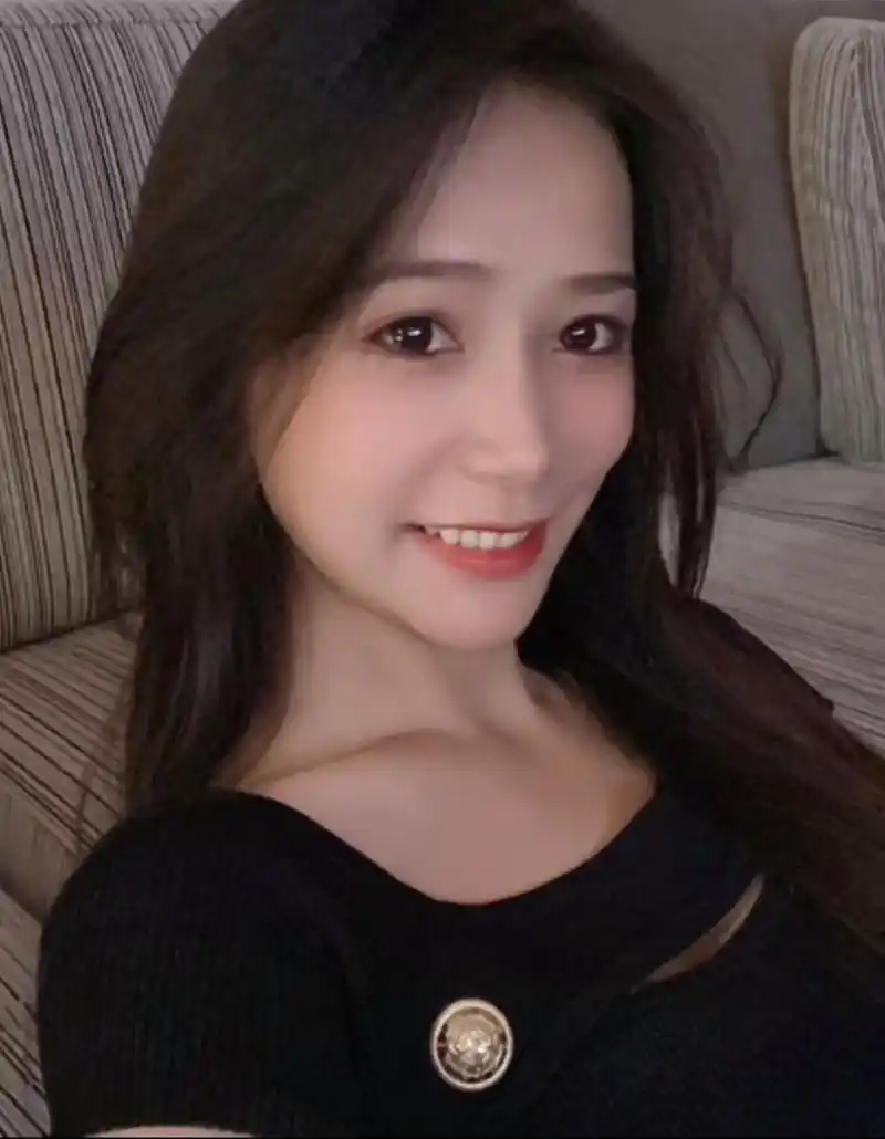 网红美女 表妹李kk 表妹李kk原名李可可,广西梧州人