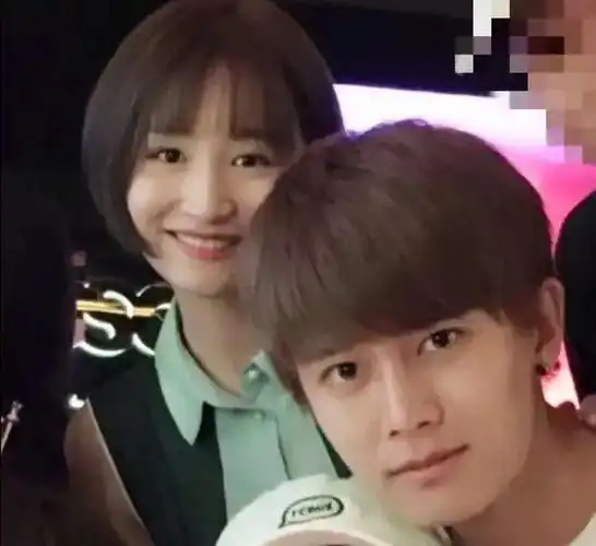 其实任嘉伦和老婆没准备离婚,两人就是在片场闹了一点小矛盾,结果被有