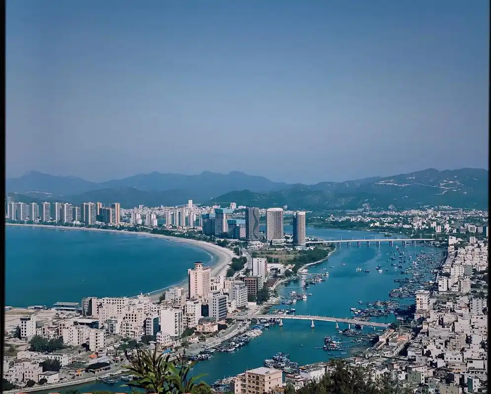 一面汹涌 一面平静#双月湾   #风光摄影 #带你看大海   - 抖音