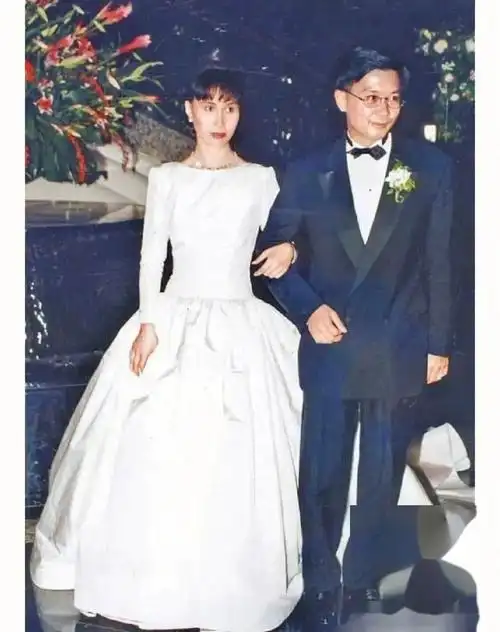 赌王家族中嫁入豪门并收获真正爱情的或许只有何超仪,何超仪是二房的