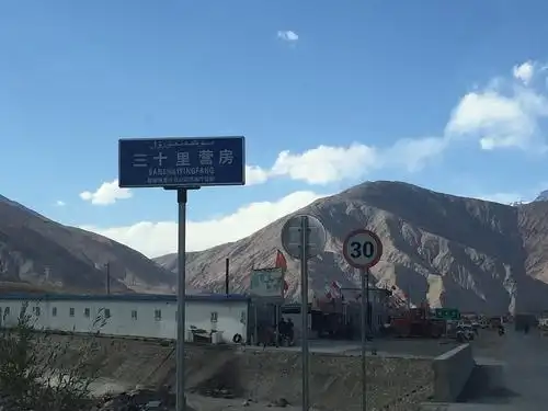 三十里营房,新藏线上的又一个住宿地,这里有重兵把守,住宿条件比大
