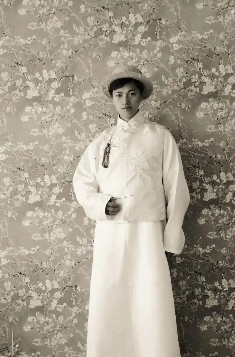 在家中拍一套民国照片:民国男士白长衫 .白金竹立领琵琶襟坎肩 - 抖音