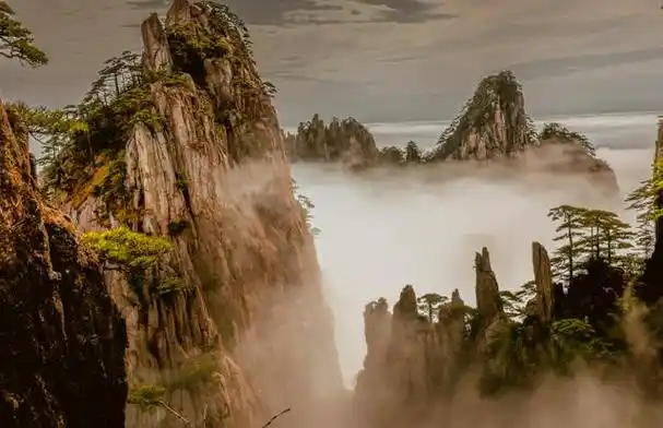 五座气势磅礴的山脉,绵延千里,各自散发着独特的魅力.