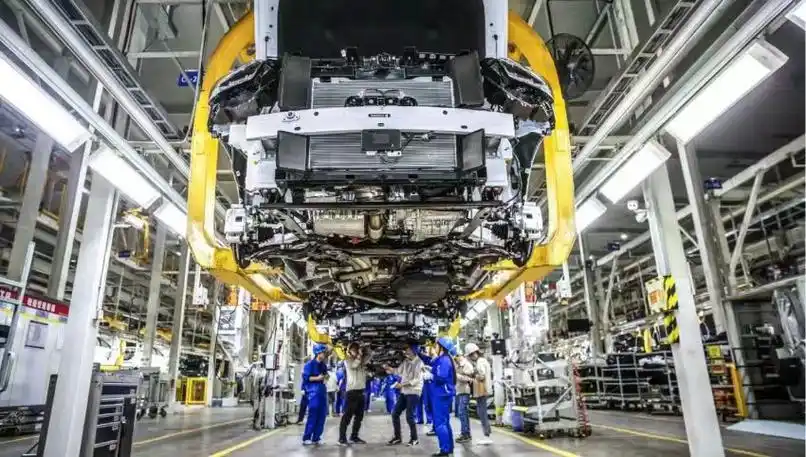 比亚迪合肥基地生产线上,工人们正在忙碌.受访企业供图