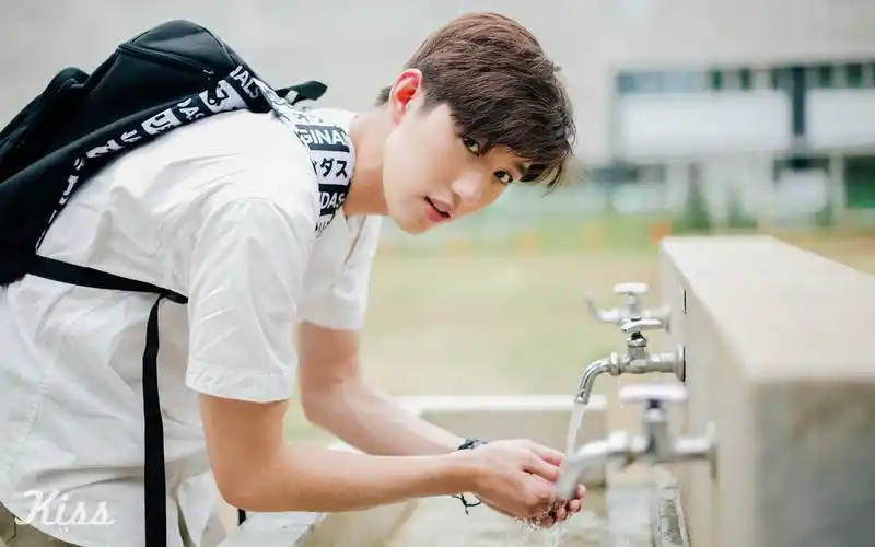 泰国当红小鲜肉torthanapob日本拍摄个人杂志写真kiss视频817