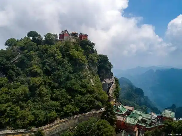湖北省十堰市的武当山风景区,位于武当山脉中,是中国道教的圣地之一